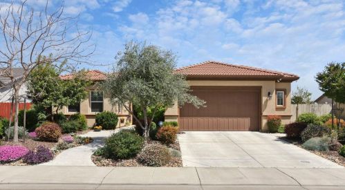 2574 Sugar Creek Ln, Manteca, CA 95336-8339