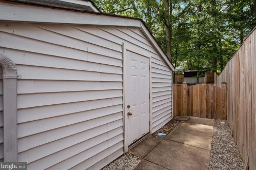 6812 Landor Ln, Springfield VA  22152-3333 exterior