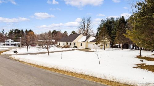 19 Heather St, Manchester, ME 04351-3220
