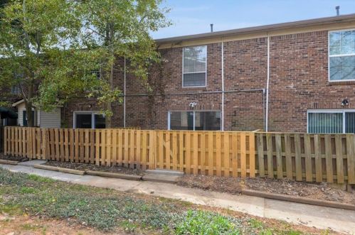 5550 Kingsport Dr, Atlanta GA  30342-1043 exterior