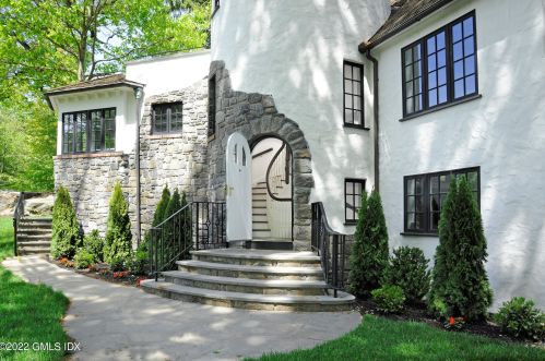 20 Brother Dr, Greenwich CT  06830-6750 exterior