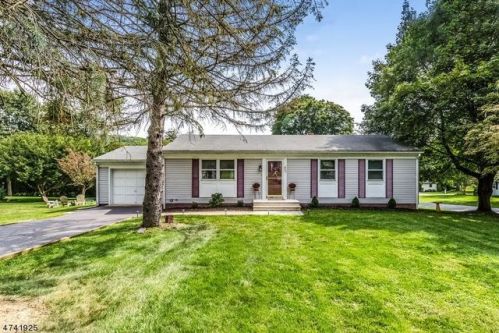 21 Hoffman Dr, Califon, NJ 07830-4332