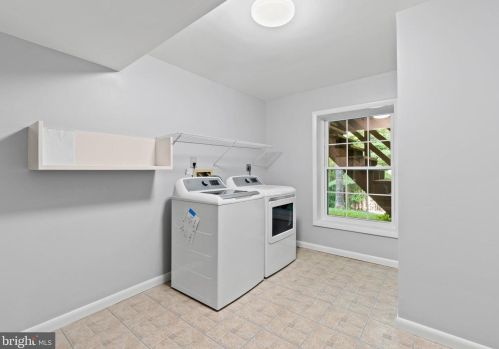 5835 Oakland Park Dr, Springfield VA  22015-2438 exterior