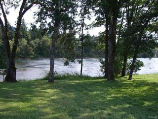 232 Rivershore Dr, Roseburg, OR 97470-9425