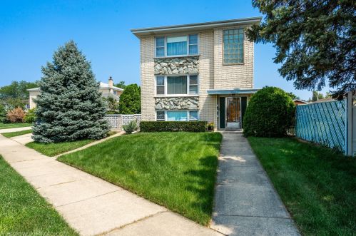9215 Woodland Dr, Niles, IL 60714-1341