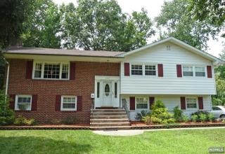 549 Hobart Rd, Paramus, NJ 07652-5612