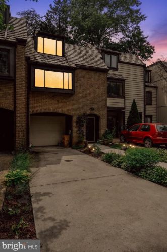 1537 Scandia Cir, Herndon, VA 20190-4968