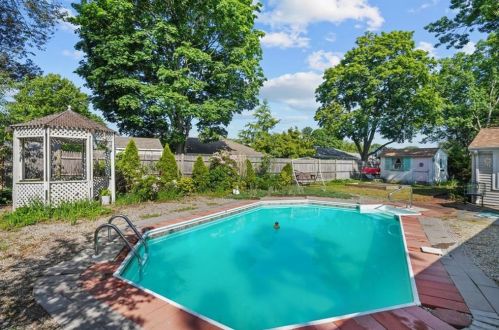 45 Honeysuckle Rd, Warwick RI  02888-5503 exterior