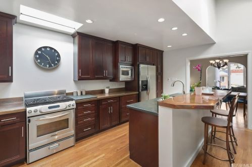 2011 20th Ave, San Francisco, CA 94116-1204