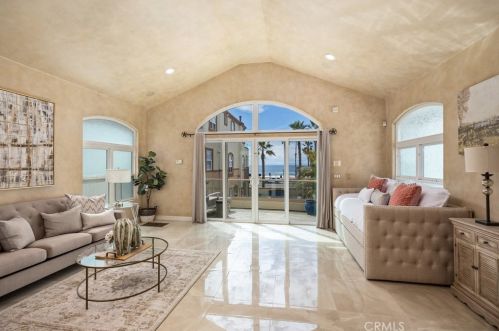 1610 Pacific Coast Hwy, Huntington Beach CA  92648-4434 exterior