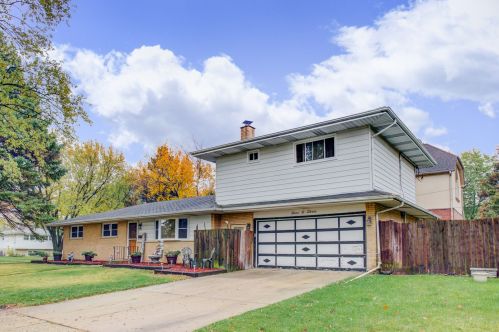 403 Sandy Ln, Des Plaines, IL 60016-2638