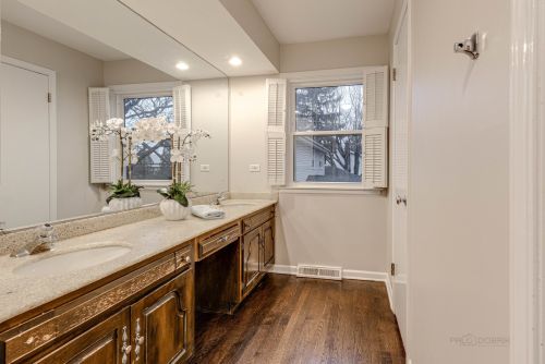 1020 Summit Dr, Bannockburn IL  60015-1823 exterior