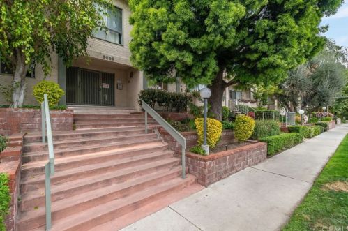 5055 Coldwater Canyon Ave, Van Nuys CA  91423-1671 exterior