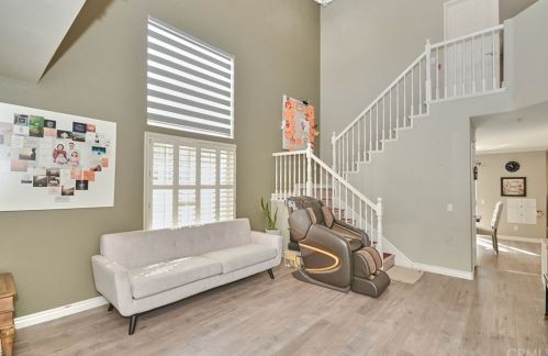5450 Lindsey Ln, Cypress, CA 90630-3764