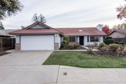 2312 Vartikian Ave, Clovis, CA 93611-5418