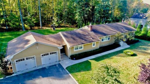 5 Manee Pl, Holmdel Village, NJ 07733-1609