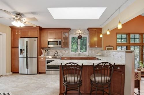 124 Hillside Dr, Bloomingdale, NJ 07403-1560
