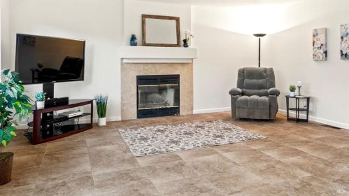 9216 Piccadilly Cir, Windsor, CA 95492-8321