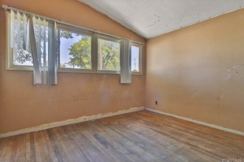 1020 Dennis Ave, Simi Valley CA  93065-3224 exterior