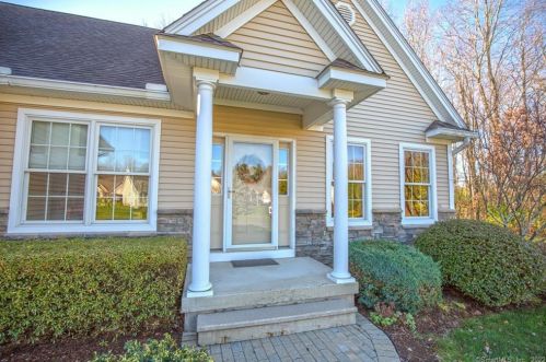 10 Nutmeg Dr, Somers, CT 06071-1451