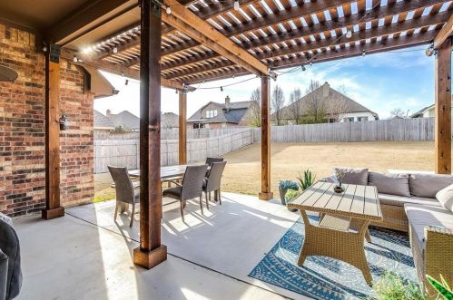 405 Sterling Dr, Fort Worth TX  76126-2461 exterior