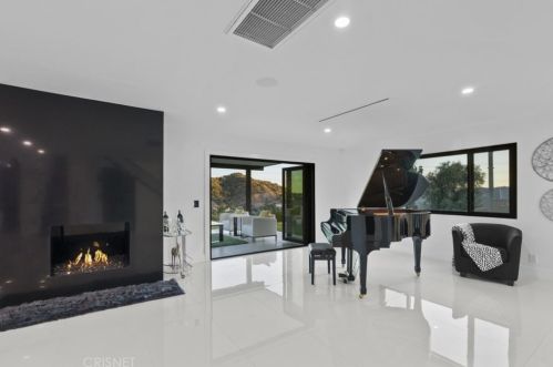 2434 Delisle Ct, Glendale CA  91208-2210 exterior