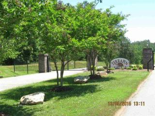 421 Terrapin Pointe Rd, Hodges, SC 29653-9264