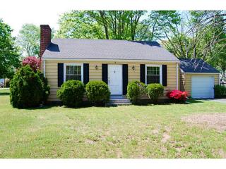 2 Belton Dr, Barrington, RI 02806-1606