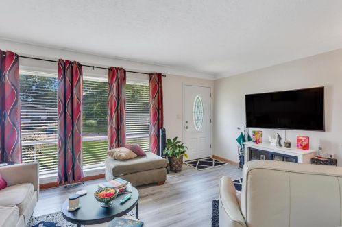 8305 Richwood Ln, Hazelwood, MO 63042-3023