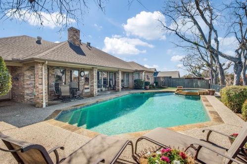 2321 Highland Hts Ln, Carrollton TX 75007-2033 exterior