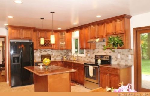 134 Deforest Rd, Wilton CT  06897-1911 exterior