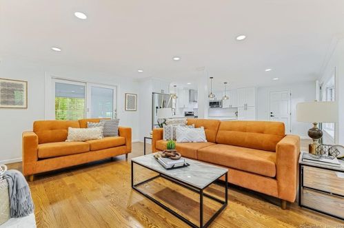 1090 Avery St, Wapping CT  06074-2301 exterior