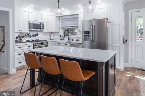 1213 Oakwood Rd, Tavistock NJ exterior