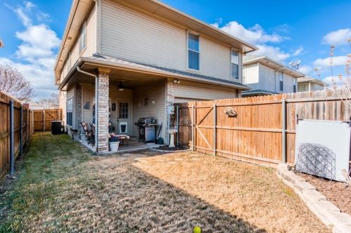 2210 Meadowstone Dr, Carrollton TX 75006-2642 exterior