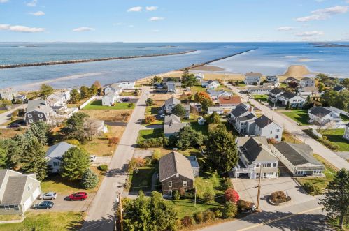 2 Sea Breeze Ave, Biddeford, ME 04005-9549