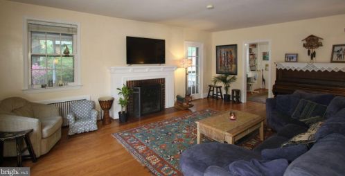 912 Hillwood Ave, Falls Church, VA 22042-2421