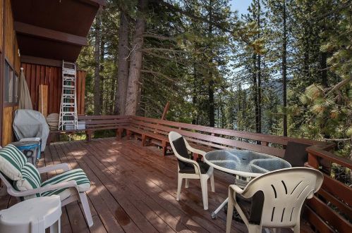 14562 Donner Ave, Truckee CA  96161-3635 exterior