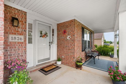 1826 Luther Lowell Ln, Sycamore IL  60178-8751 exterior