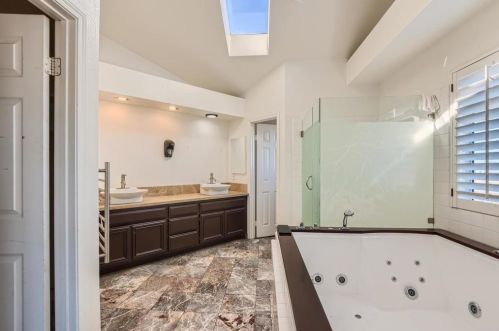 1001 Mountvale Ct, Anaheim CA  92808-2108 exterior