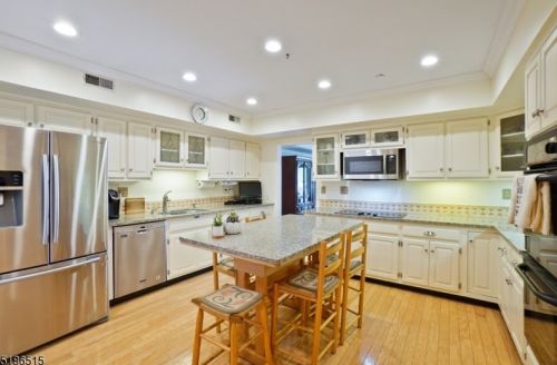 4 Millay Ct, Teaneck, NJ 07666-6465