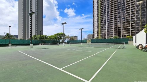 300 Wai Nani Way, Honolulu HI  96815-3961 exterior