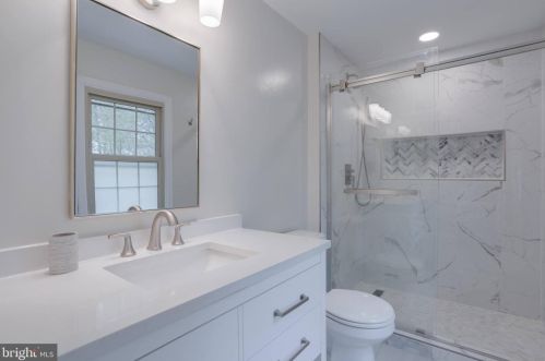 5707 Oak Leather Dr, Springfield VA  22015-2315 exterior