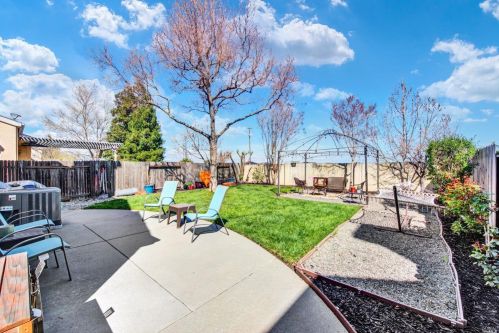 831 Chateau Cir, Vacaville CA  95687-7432 exterior
