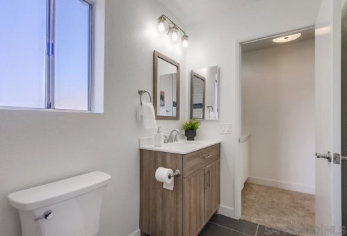 1376 Darwin Dr, Oceanside CA  92056-6618 exterior