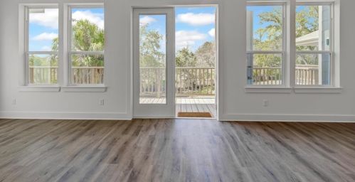 713 Baywood Dr, Taylor Lake Village TX exterior