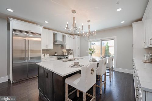 950 Front St, Philadelphia PA 19147-0043 exterior