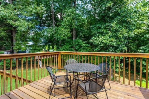 6889 Lockridge Dr, Atlanta GA  30360-1514 exterior