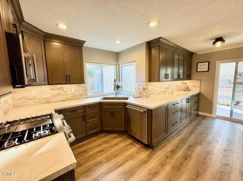3191 Flanagan Dr, Simi Valley, CA 93063-5708