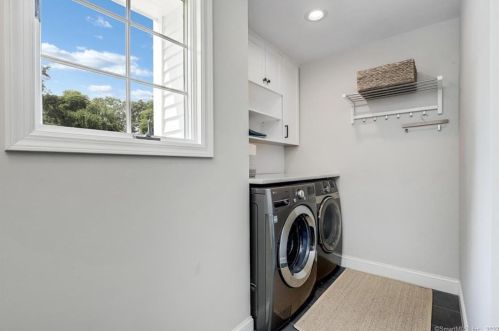 35 Hilltop Rd, Norwalk CT  06854-5001 exterior