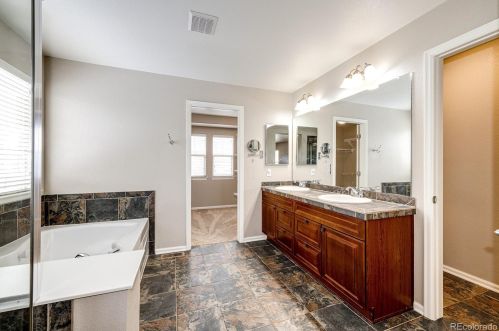 280 Elk Ct, Aurora CO 80016-4104 exterior